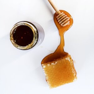 Hi!Honey Erdbeergeist Manuka durchsichtig superfruchtig 2l